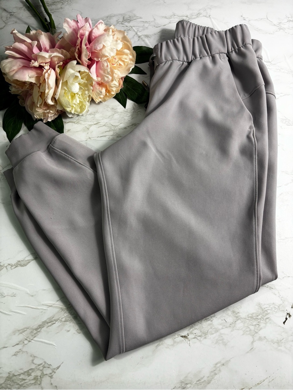 Lululemon Women's On the Fly lightweight jogger pant gray size 6 EUC